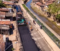 Pavimentação avança na via principal do Vale do Reginaldo e já alcança 1,2 km