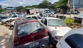 Empresários acatam notificação da Prefeitura e retiram carcaças de veículos de área pública