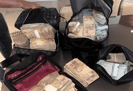 PF encontra mochilas com dinheiro em operação sobre desvios de recursos em Alagoas
