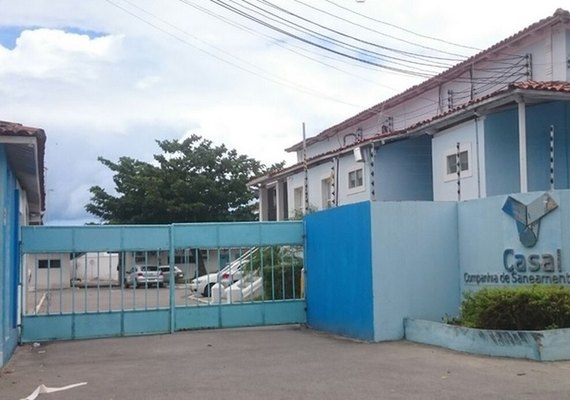 Casal realiza manutenção em poços do residencial Maceió I