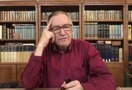 'Será sepultado na terra redonda', disse parlamentar ao lamentar a morte de Olavo de Carvalho