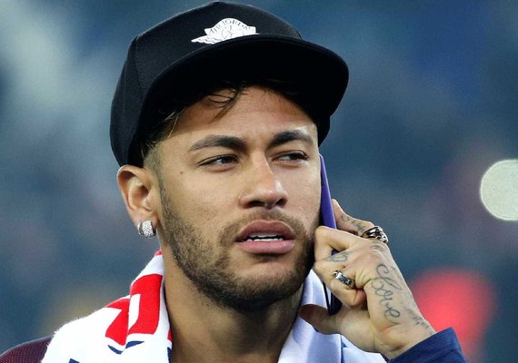 Neymar completa um ano de PSG com fama, fortuna e muita polêmica