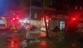 Foodtruck na Ponta Verde pega fogo e corpo de bombeiros é acionado