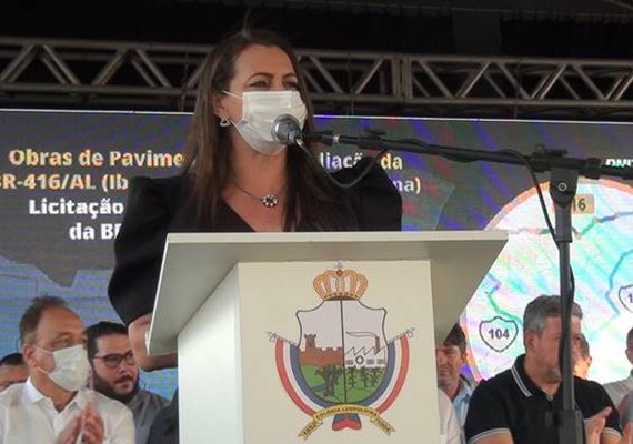 Na presença de autoridades políticas, prefeita é vaiada três vezes durante solenidade