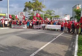Manifestantes do MST interditam BR-101, em Natal, em prol da reforma agrária
