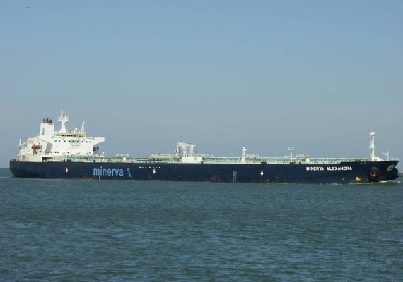 Mais 4 navios gregos estão entre os investigados por vazamento de óleo