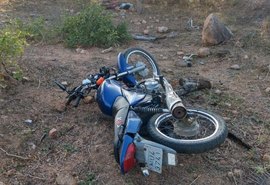 Colisão entre motocicleta e árvore deixa dois mortos no interior