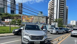 Vídeo: Motorista invade contramão e provoca acidente na Avenida Afrânio Lajes
