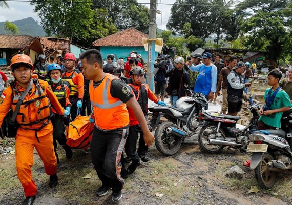 Sobe para 281 número de mortos em tsunami na Indonésia