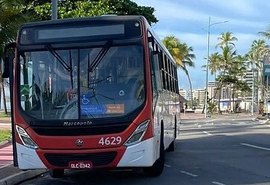 Motorista para ônibus em posto policial e assaltante é preso em flagrante na orla de Maceió