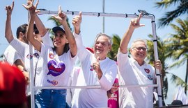 Ronaldo Lessa participa de caminhada na orla ao lado de Paulo Dantas