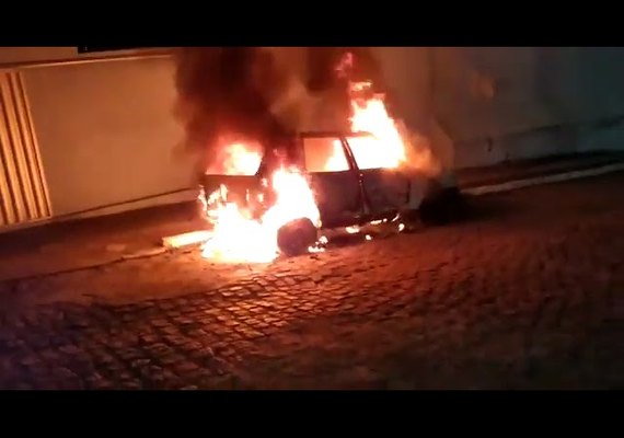 Veículo é ateado fogo ao lado de delegacia em interior de AL