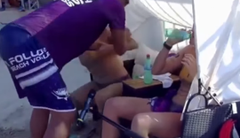 Treinador brasileiro agarra atletas pelo braço durante partida na Itália