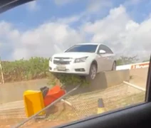 Carro fica preso em mureta após acidente na AL-115, em Arapiraca