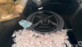 Suspeita de tráfico, jovem é presa com cocaína e dinheiro em Maceió