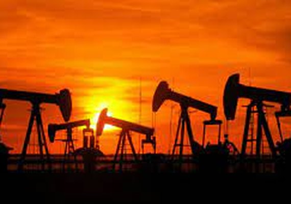 Petróleo fecha em queda após alta nos estoques de gasolina