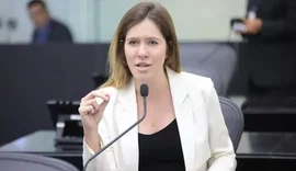 Cibele Moura reage à aprovação automática em colégio militar