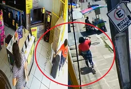 Mulher furta caixa de som em loja do Centro de Coruripe e deixa o local caminhando