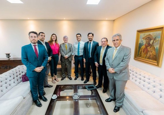 JHC faz visita ao governador em exercício Kléver Loureiro e destaca união de esforços