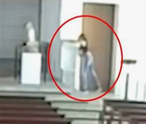Mulher é flagrada quebrando imagens de santos dentro de igreja em Vitória