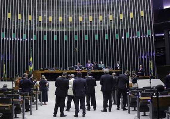 Câmara aprova texto-base de projeto que limita ICMS dos combustíveis