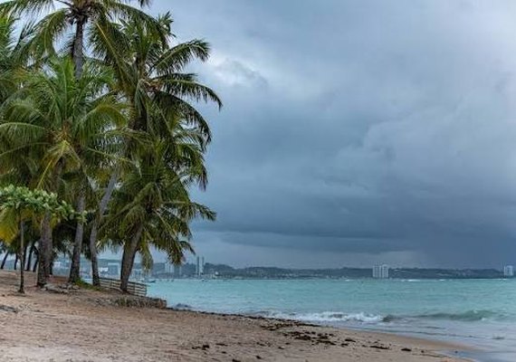 Marinha mantém alerta de ressaca com ondas de até 2,5 metros no litoral de Alagoas
