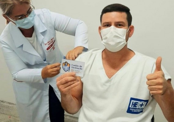 Profissionais da saúde recebem 2ª dose da Coronavac a partir desta quarta-feira (10)