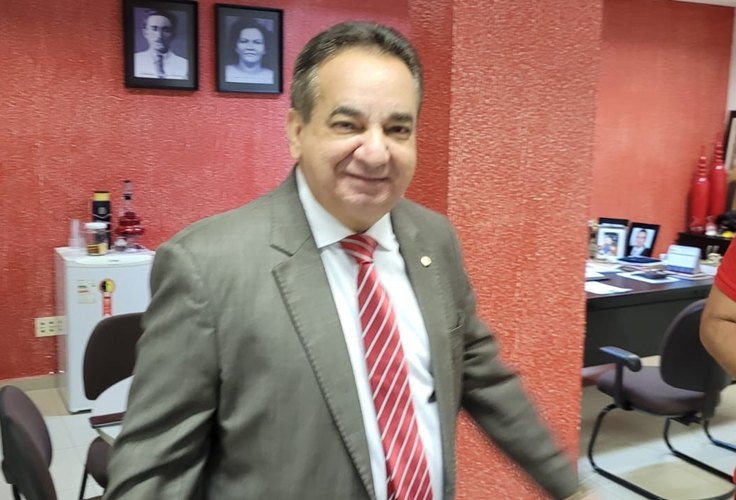 Regateano histórico avança com projeto para conquistar sétimo mandato de deputado