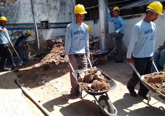 Mutirão leva serviços de limpeza e manutenção para feira e mercado do Jacintinho