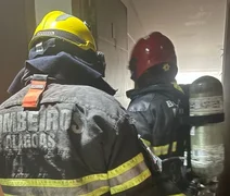 Apartamento pega fogo na Ponta Verde e bombeiros são acionados