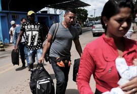 Venezuelanos usam rota clandestina para comprar comida no Brasil