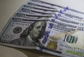 Brasil registra segunda maior saída de dólares da história em 2025