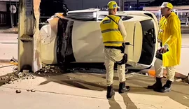 Acidente em Cruz das Almas: carro capota e atinge poste após colisão