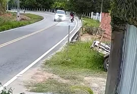 VÍDEO: Pneu se solta de carro e quase atinge motociclista em Passo de Camaragibe
