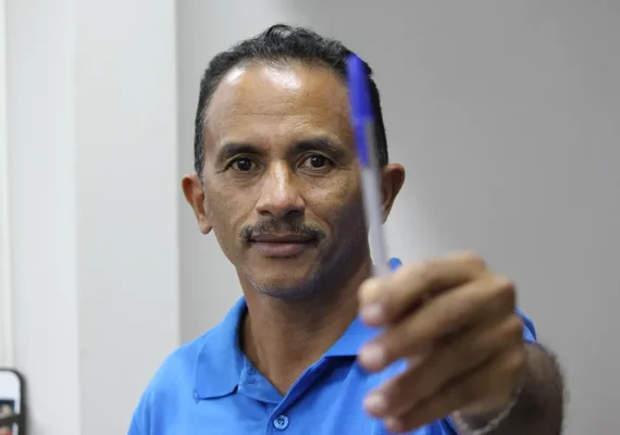 Manoel Gomes, autor da música 'Caneta azul' perde fortuna e tenta se reerguer