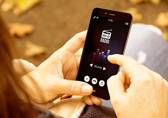 Maceió: Projeto leva aulas por meio de rádio para alunos da rede pública