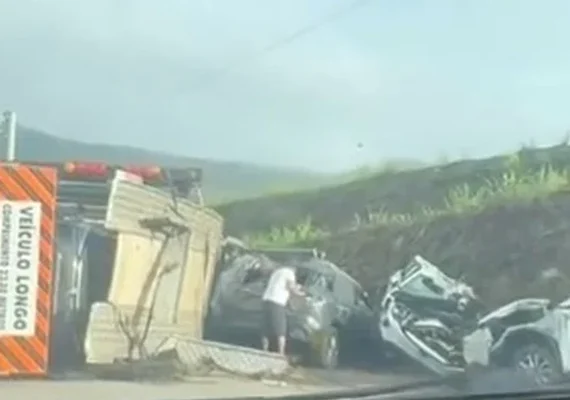 Caminhão-cegonha que carregava 11 veículos novos tomba e bloqueia trânsito em Novo Lino