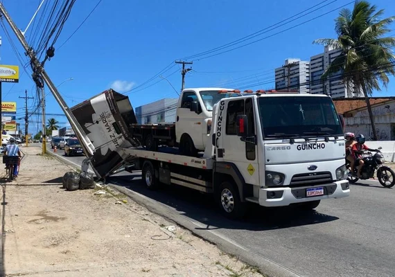 Baú de caminhão tomba e atinge poste na Avenida Juca Sampaio