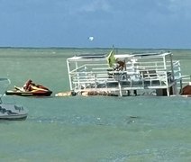 Ondas e ventos fortes podem ser a causa de afundamento de catamarã