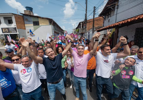 Rafael Brito comemora aniversário durante caminhada pelo Jacintinho