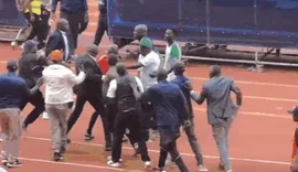 Árbitro é agredido por torcida após marcar pênalti no futebol queniano
