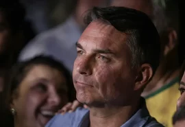Em sabatina, Flávio Bolsonaro fala sobre Vorcaro e faz acusações sem provas