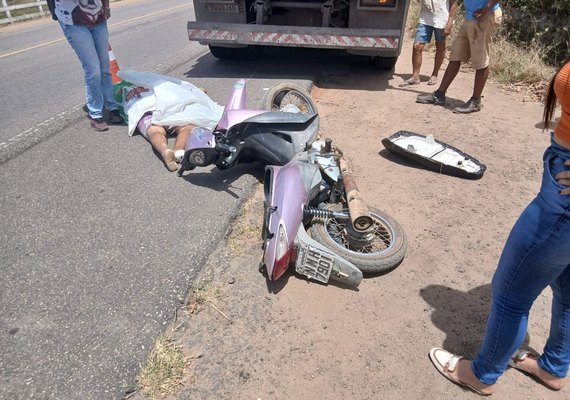 Motociclista morre após ser atropelado por caminhão em Arapiraca