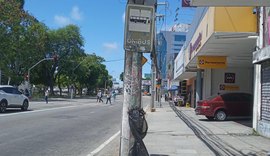 Principal avenida de Maceió tem apenas 7 lixeiras; prefeitura culpa vandalismo