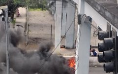 Manifestantes bloqueiam BR-104 na Ufal em protesto contra o feminicídio