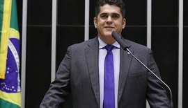Alvo da PF, deputado joga celular pela janela para evitar apreensão