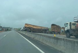 Tombamento de carreta fecha rodovia AL-220 sentido Arapiraca
