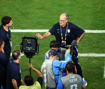Bielsa grita com repórter após jogo que eliminou Uruguai da Copa do Mundo
