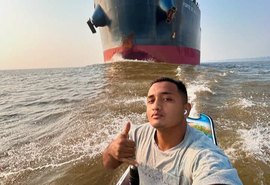 Vídeo: Homem navega tranquilamente em frente a imenso navio