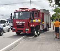 Corpo de Bombeiros socorre vítima após colisão entre carro e motocicleta na Pajuçara